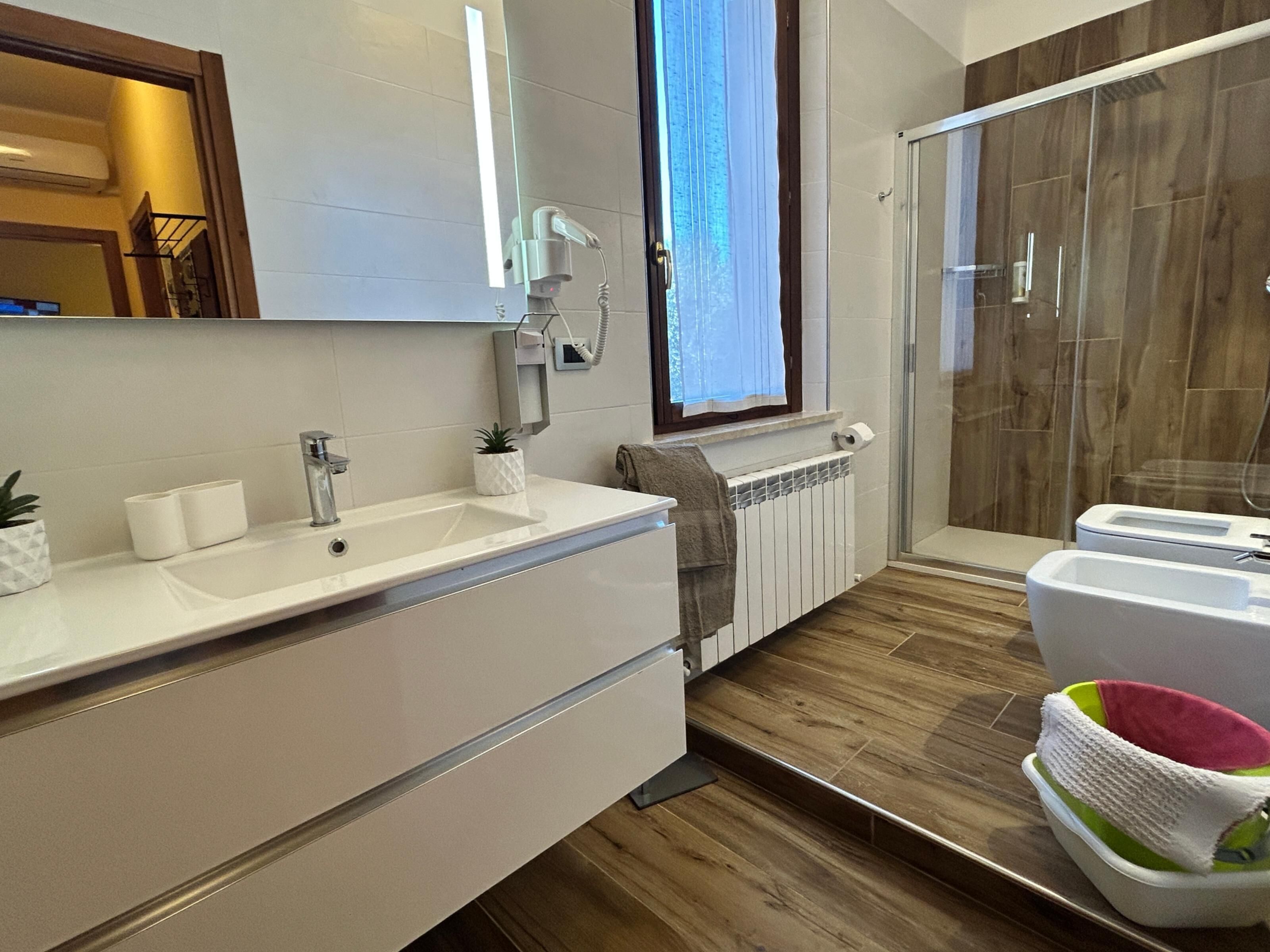 Combined shower/bathtub, hair dryer, towels