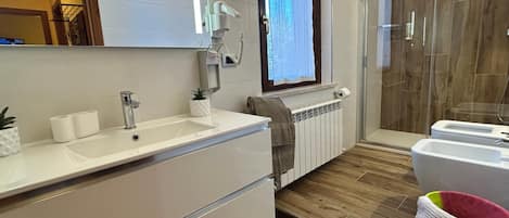 Bañera con ducha, secador de pelo, toallas