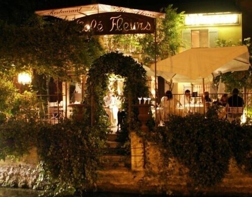 Stilvolle, helle Wohnung am Fluss in ausgezeichneter Lage.