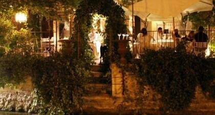 Stilvolle, helle Wohnung am Fluss in ausgezeichneter Lage.