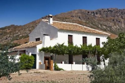 Large rural house in the center of Andalucia for 12 people with swimming pool and barbecue.