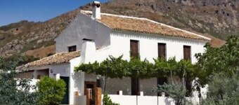 Large rural house in the center of Andalucia for 12 people with swimming pool and barbecue.