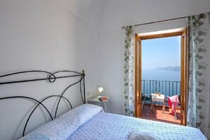 2 chambres, fer et planche à repasser, lit de bébé portatif