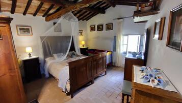 2 chambres, bureau, fer et planche Ă repasser, lit parapluie