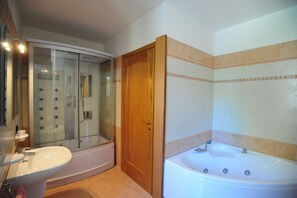 Dusche, Whirlpool, Haartrockner, Bidet