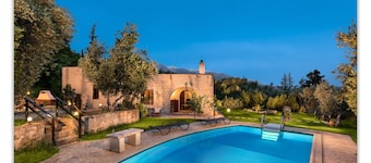 Traditional  Stone Villa With Pool And Nice View.