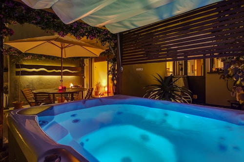 Apartment with Garden and Jacuzzi. Sea view. Fully equipped.