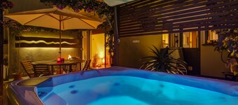 Leilighet med hage og boblebad. Havutsikt. Fullt utstyrt.