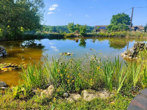 Alte Steinhäuser in ruhiger, ländlicher Umgebung