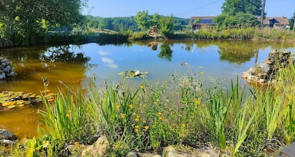 Alte Steinhäuser in ruhiger, ländlicher Umgebung