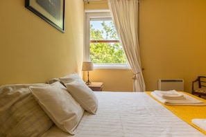 2 habitaciones, tabla de planchar con plancha, wifi y ropa de cama