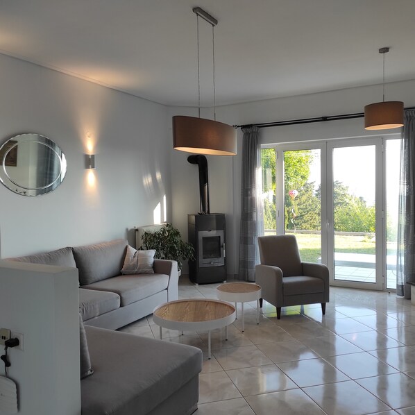 Smart-TV, DVD-Player, Bücher, Musikbibliothek