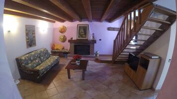 TV, caminetto, lettore DVD