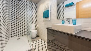 Shower, hair dryer, towels, soap - GRAN VIA MADRID (Madrid)