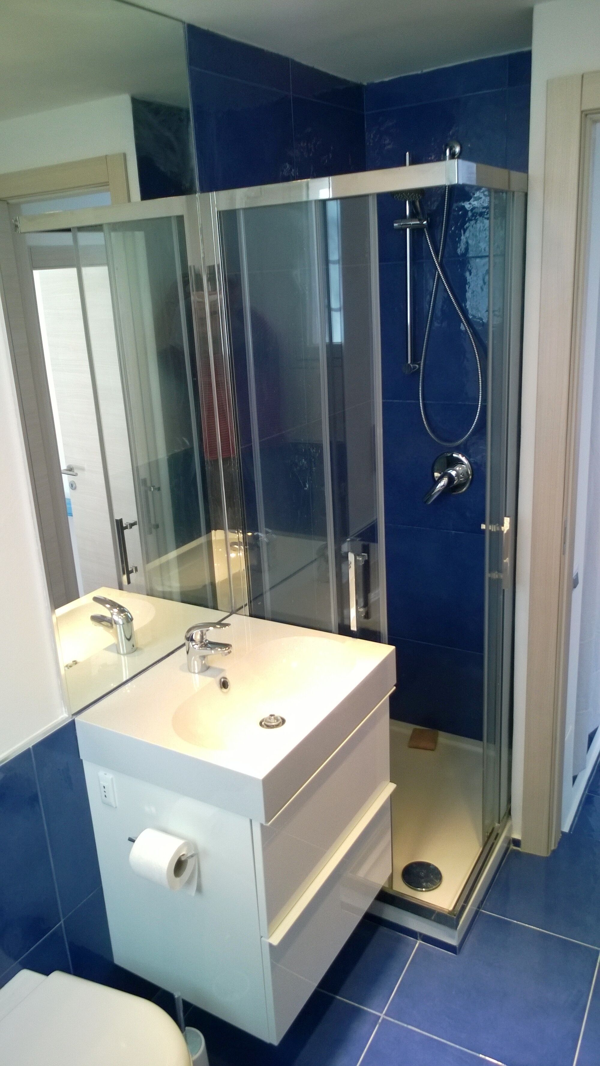 Baignoire, sèche-cheveux, bidet, serviettes fournies