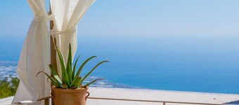 Herenhuis met jacuzzi en een ononderbroken uitzicht op de Middellandse Zee