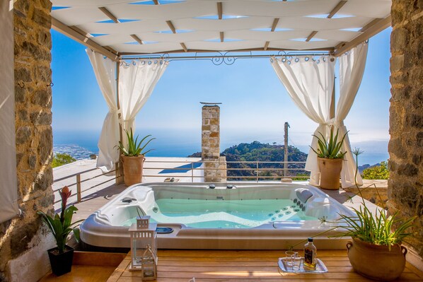 Outdoor spa tub