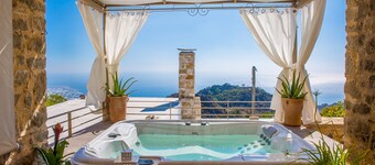 Country house with 4 bedrooms,  Jacuzzi and infintive views to the Med sea