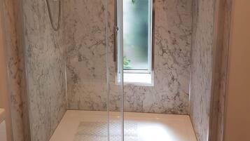 Asciugacapelli, asciugamani, sapone, shampoo