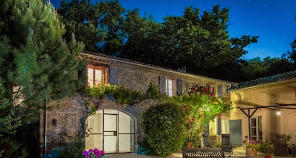 Traditional stonebuilt ProvencaleMas gite apartment. Large swimming pool. Eyzahu