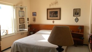 2 bedrooms, desk, iron/ironing board, WiFi