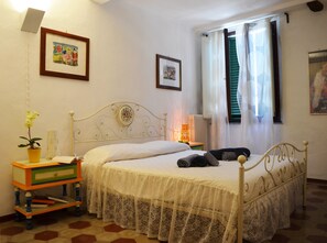 2 quartos, escrivaninha, ferros/tábuas de passar roupa, berço de viagem