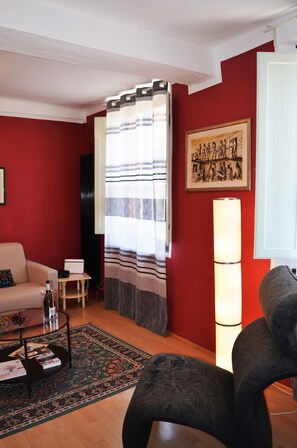 TV, DVD player, livros, escritórios