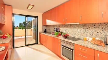 Jääkaappi, mikroaaltouuni, uuni, liesi