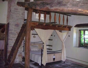 2 bedrooms, iron/ironing board, Internet, bed sheets