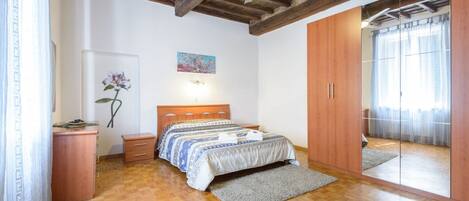 Desk, iron/ironing board, WiFi, bed sheets