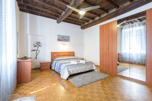 Desk, iron/ironing board, WiFi, bed sheets