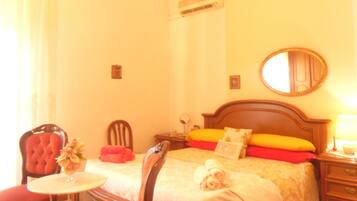 2 camere, una scrivania, ferro/asse da stiro, lenzuola