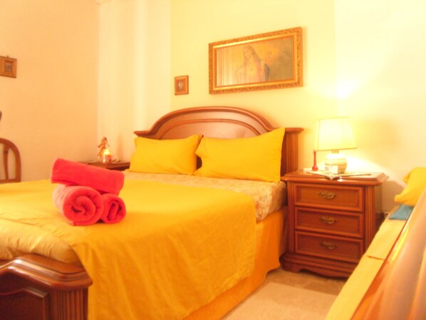 2 camere, una scrivania, ferro/asse da stiro, lenzuola