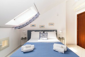 2 bedrooms, travel cot, WiFi, bed sheets