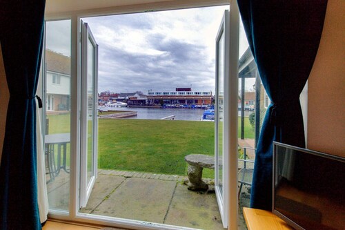 Riverside Holiday Cottage Nr The Iconic Wroxham Bridge. 2-Bedroom Pet-Friendly