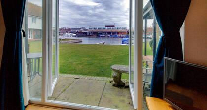 Riverside Holiday Cottage Nr The Iconic Wroxham Bridge. 2-Bedroom Pet-Friendly