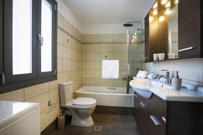 Combined shower/tub, hair dryer, bathrobes, slippers - Villa Athinais - Relax in nature, private swimming pool, barbeque (Lixouri)