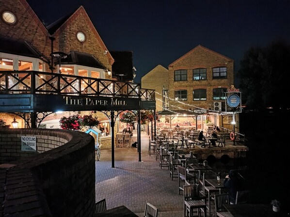 Outdoor dining - Canalside Chic – Your London Escape Starts Here!  WIFI and Airport Transfers (Apsley Hemel Henmpstead)