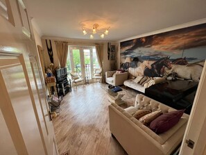 Smart TV, DVD player, books, video library - Canalside Chic – Your London Escape Starts Here!  WIFI and Airport Transfers (Apsley Hemel Henmpstead)