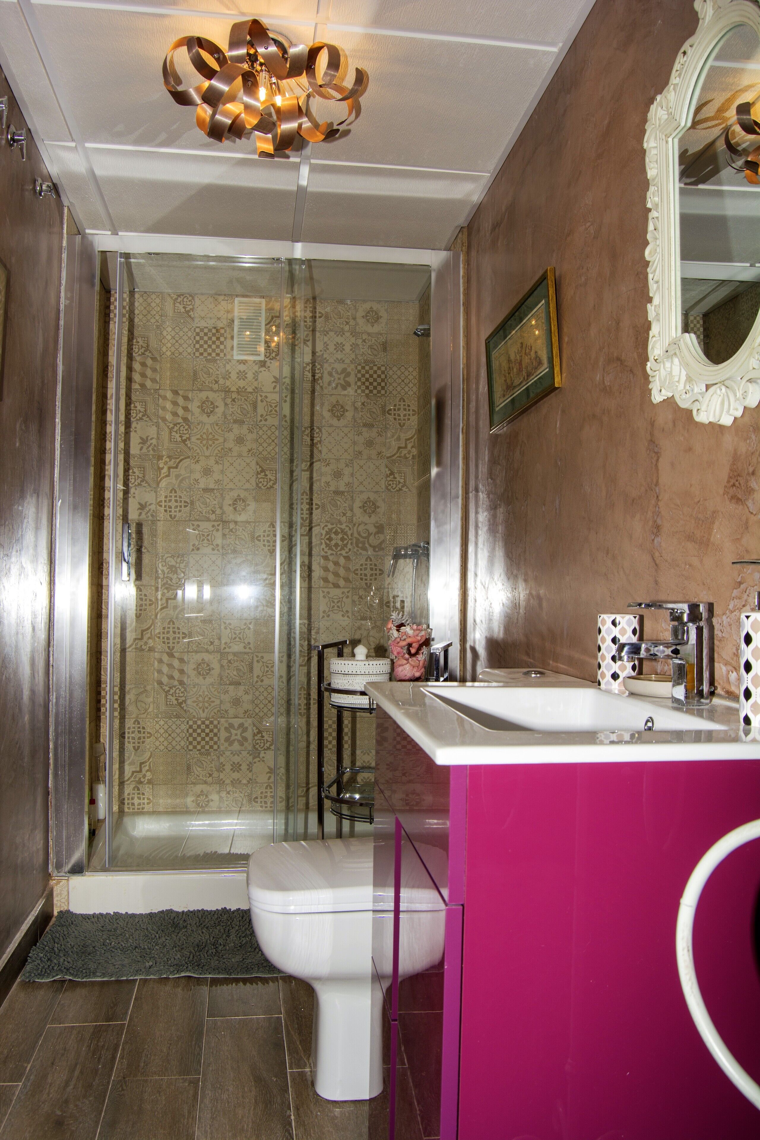 Douche, sèche-cheveux, serviettes fournies, savon
