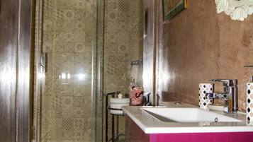 Douche, sèche-cheveux, serviettes fournies, savon