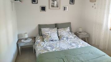 1 slaapkamer, een strijkplank/strijkijzer, gratis wifi, beddengoed