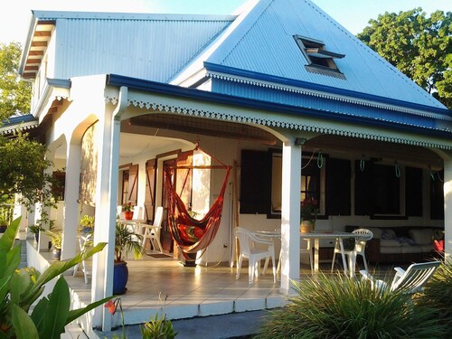 IN EINER BEHANDELTEN VILLA, EINE KOMFORTABLE PRIVATWOHNUNG, SUPER MEER- / BERGBLICK