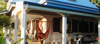 IN EINER BEHANDELTEN VILLA, EINE KOMFORTABLE PRIVATWOHNUNG, SUPER MEER- / BERGBLICK