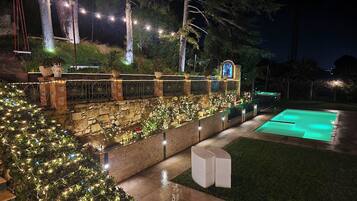 Piscina all'aperto, una piscina riscaldata