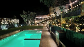 Piscina all'aperto, una piscina riscaldata