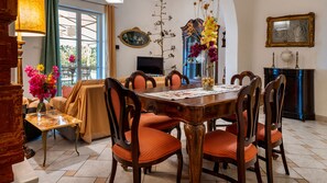 Dining - Villa Tommaso Maruggi, Sicily with Jacuzzi and Private Pool (Alcamo)