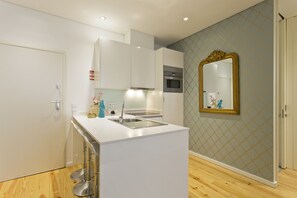 Fridge, microwave, oven, stovetop - NEW & Elegant Premium Apartment in Top downtown Ribeira Dock (Porto)