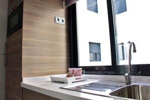 Kühlschrank, Mikrowelle, Herdplatte, Wasserkocher mit Kaffee-/Teezubehör