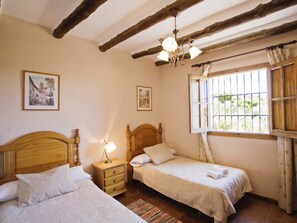 2 habitaciones, tabla de planchar con plancha, cuna de viaje y wifi 